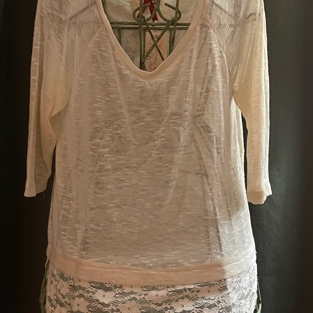 Beautiful, feminine top. Perfect for Summer!